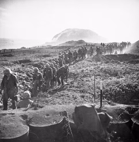 Thủy quân lục chiến Mỹ hành quân ở Iwo Jima hồi tháng 3/1945.