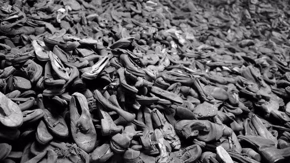 Khi quân đội Liên Xô tiến vào giải phóng trại tập trung Birkenau vào ngày 18/1/1945, họ đã phát hiện ra 358.000 bộ trang phục của nam giới, 837.000 vật dụng của phụ nữ và gần 7.000 kg tóc người được đóng trong các túi làm từ giấy. Phát xít Đức đã cất giữ chúng để dùng cho những hoạt động điên rồ trong tương lai.