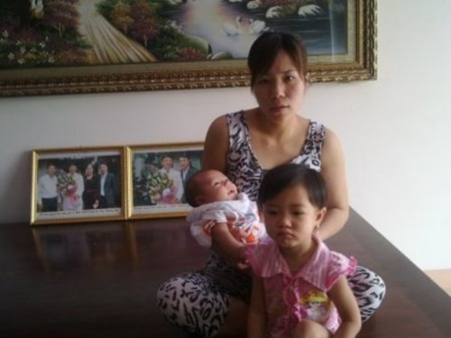 Bà Cao Thị Thu Hằng cùng hai con nhỏ.