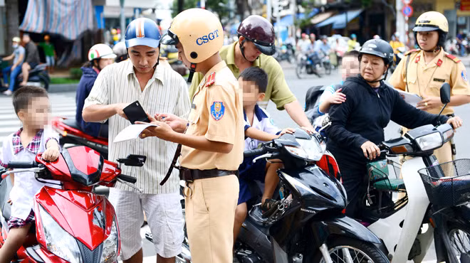 Bộ trưởng Nên phát biểu sẽ không xử phạt người dân sử dụng mũ bảo hiểm không đạt chất lượng. Ảnh minh họa.