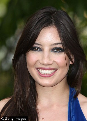 Người mẫu nổi tiếng xứ sở sương mù Daisy Lowe cũng là tín đồ của dòng sản phẩm chăm sóc da trên.