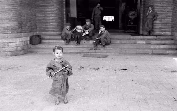 Em bé mồ côi Kang Koo Ri đã mất cha mẹ, người thân trong cuộc chiến tranh Triều Tiên. Ảnh chụp năm 1951.