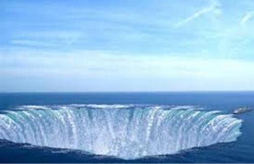 Kế đến, vùng biển tam giác quỷ Bermuda có rất nhiều bãi cạn và đá ngầm vô cùng nguy hiểm. Tàu thuyền đi qua khu vực này rất dễ gặp nạn nếu không quan sát kỹ.