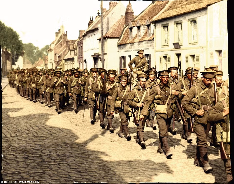 Binh sĩ Anh trở về từ chiến trường đẫm máu Loos diễn ra vào tháng 9/1915.
