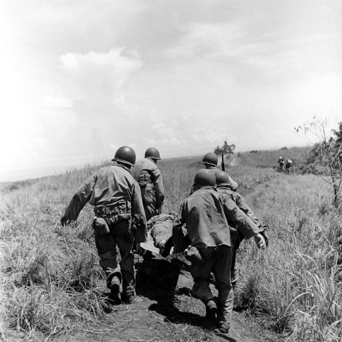 Binh sĩ Mỹ khẩn trương khiêng người bị thương đến bệnh viện dã chiến để kịp thời điều trị.