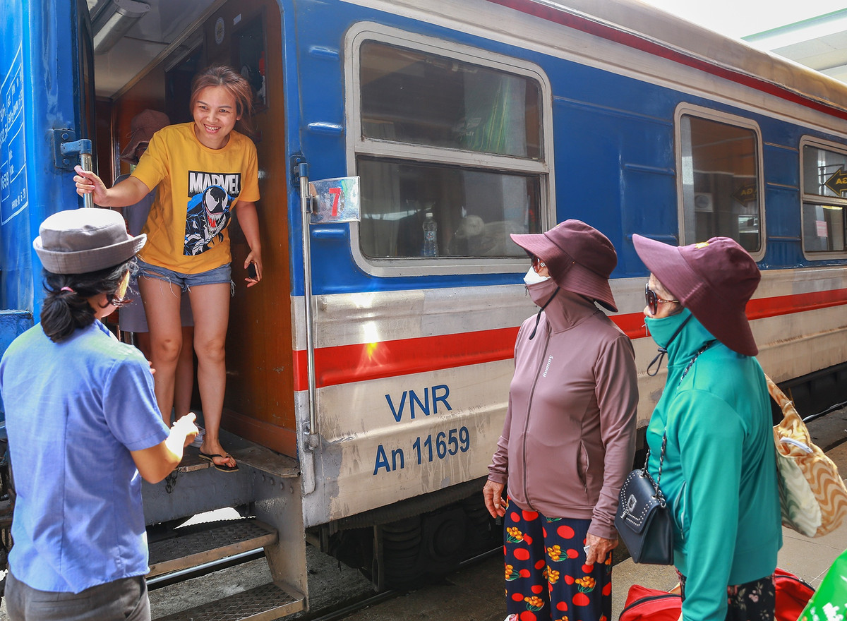 Du khach thich du lich bang tau hoa vi duoc ngam canh-Hinh-2