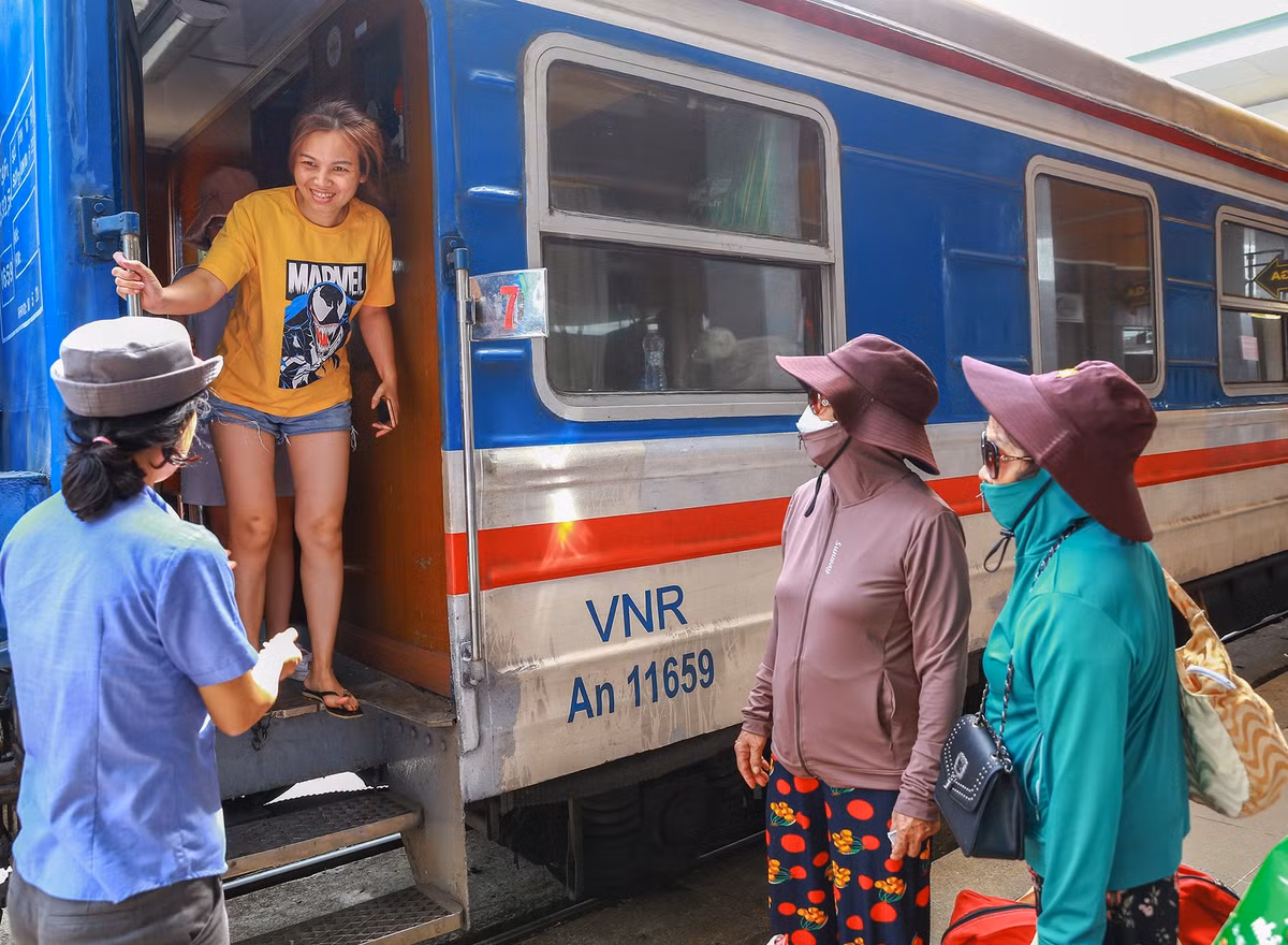 Du khach thich du lich bang tau hoa vi duoc ngam canh-Hinh-2