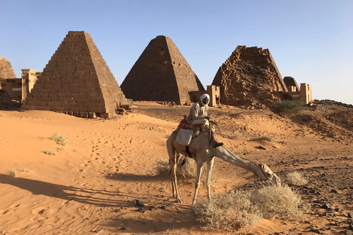 Sudan có nhiều kim tự tháp cổ đại hơn Ai Cập: Sudan, láng giềng ở phía nam Ai Cập, mới là đất nước sở hữu nhiều kim tự tháp nhất thế giới. Có 200-255 kim tự tháp được xây dựng ở Sudan, trong khi Ai Cập chỉ sở hữu 138 kim tự tháp. Công trình kiến trúc này ở Sudan do người Kushite thuộc vương quốc Kush xây dựng. Đây là nền văn minh cổ đại thống trị khu vực dọc theo sông Nile từ năm 1070 trước Công nguyên đến năm 350. Ảnh: Corinthia Hotels.