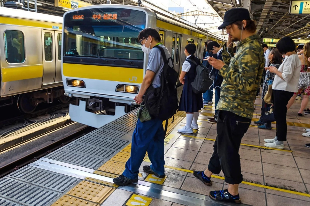 Đường sắt Nhật Bản phát "giấy chứng nhận" cho khách khi tàu trễ 5 phút: Tàu hỏa của Nhật Bản là một trong những phương tiện đúng giờ nhất thế giới. Đi chuyến tàu chậm hơn 5 phút so với lịch trình, hành khách sẽ được cấp "giấy chứng nhận chậm trễ". Bạn có thể đưa tờ giấy này cho cấp trên hoặc giáo viên để giải thích về việc đến muộn. Giấy chứng nhận độ trễ cũng được cấp trên một số chuyến tàu ở Đức và Paris (Pháp). Ảnh: The Independent.