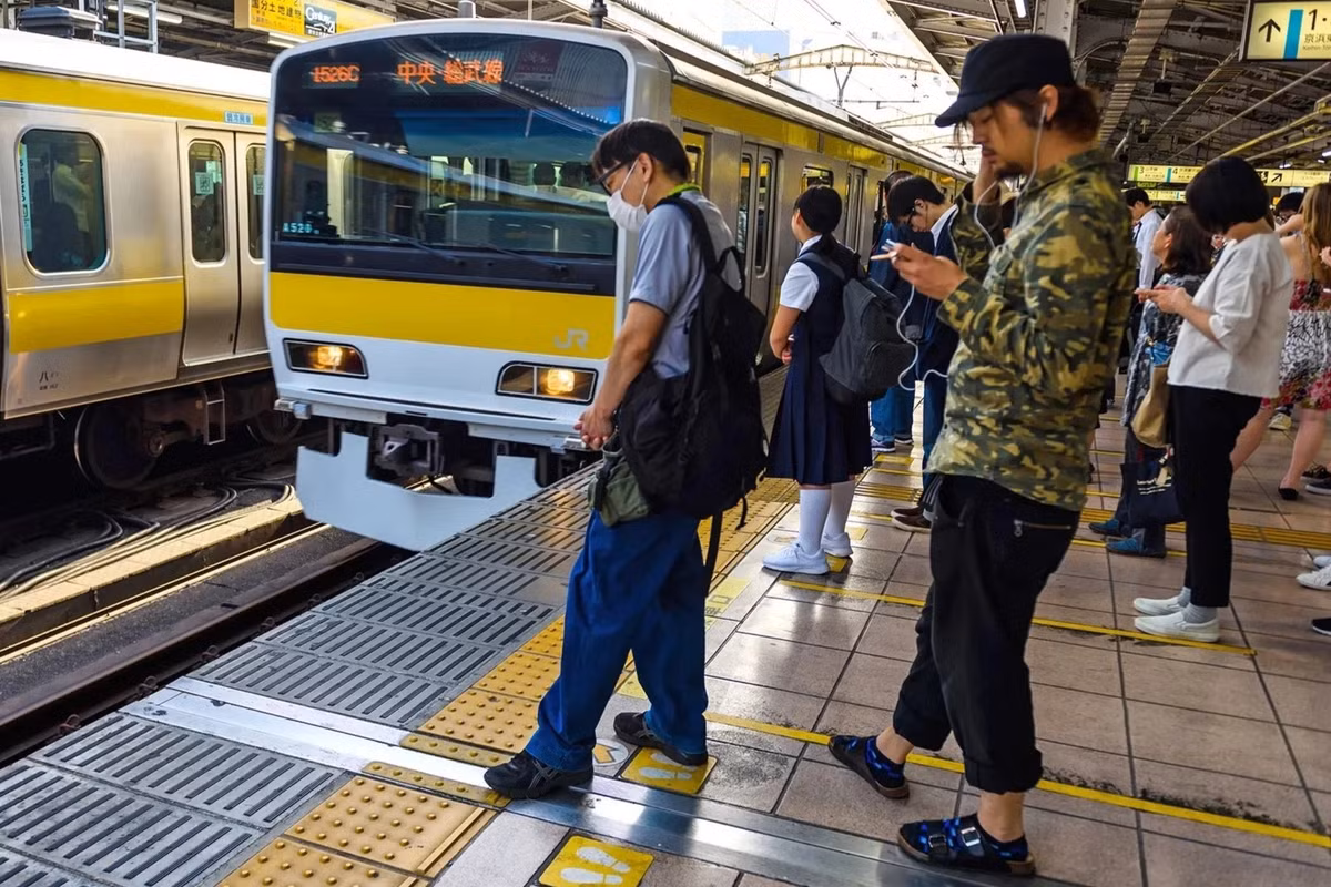 Đường sắt Nhật Bản phát "giấy chứng nhận" cho khách khi tàu trễ 5 phút: Tàu hỏa của Nhật Bản là một trong những phương tiện đúng giờ nhất thế giới. Đi chuyến tàu chậm hơn 5 phút so với lịch trình, hành khách sẽ được cấp "giấy chứng nhận chậm trễ". Bạn có thể đưa tờ giấy này cho cấp trên hoặc giáo viên để giải thích về việc đến muộn. Giấy chứng nhận độ trễ cũng được cấp trên một số chuyến tàu ở Đức và Paris (Pháp). Ảnh: The Independent.