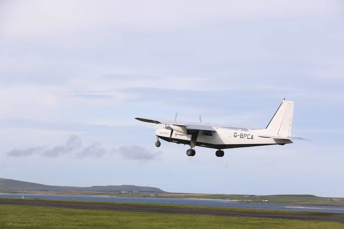 Chuyến bay thương mại ngắn nhất hoàn thành trong 57 giây: Chuyến bay của hãng hàng không Loganair đi từ Westray tới Papa Westray thuộc quần đảo Orkney (Scotland), qua quãng đường 2,7 km. Chi phí cho chuyến khứ hồi khoảng 36 bảng Anh (51 USD). Mỗi chiếc máy bay chỉ có 8 chỗ ngồi. Ảnh: Insider.