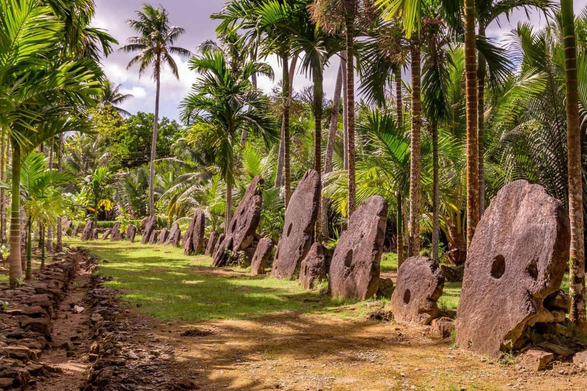 Trên đảo Yap (Micronesia), đá được dùng làm tiền tệ: Những đồng tiền đá vôi khổng lồ này có một lỗ hổng ở giữa. Giá trị của nó phụ thuộc vào kích thước, trọng lượng, giá trị lịch sử bao gồm cả số lượng người thiệt mạng và bị thương trong quá trình vận chuyển. Mặc dù người dân đảo sử dụng USD trong cuộc sống hàng ngày, tiền đá vẫn được dùng cho các giao dịch nghi lễ, ví dụ đám cưới. Người dân Yap cũng sử dụng nghệ, vải... làm tiền tệ chính thức. Ảnh: Chris Travel Blog.
