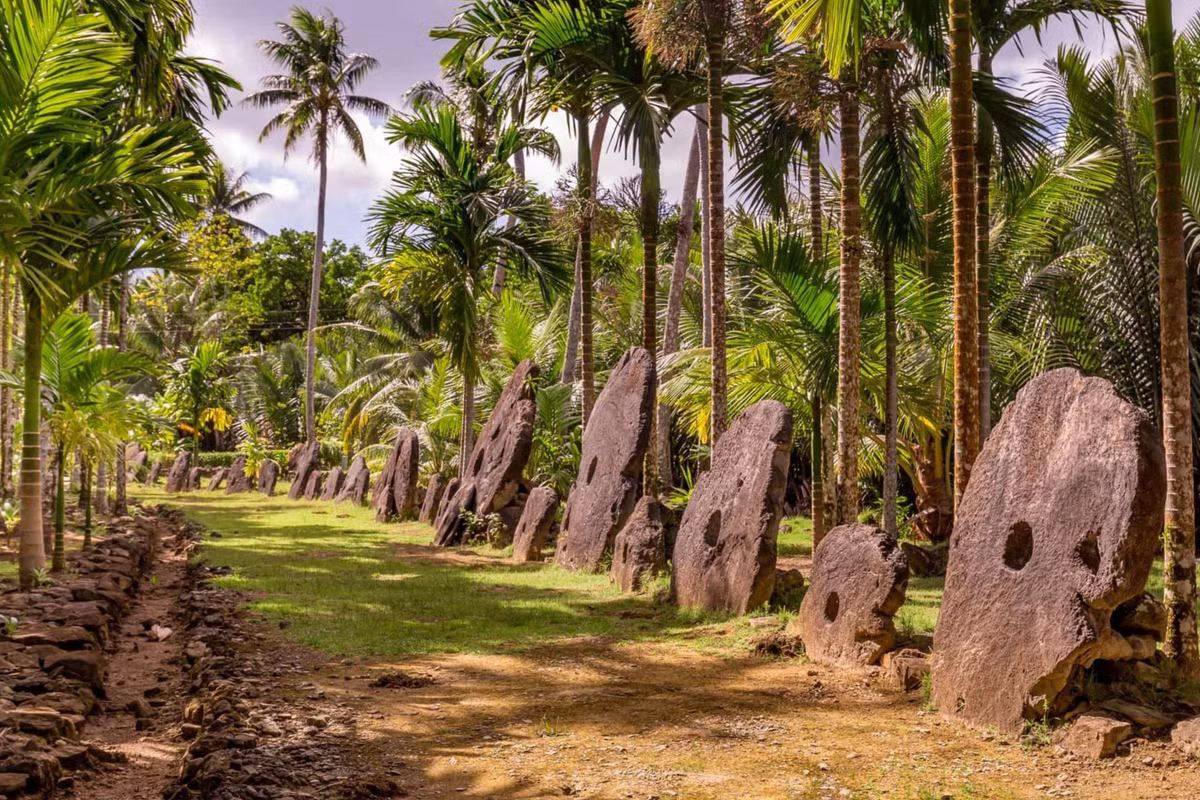 Trên đảo Yap (Micronesia), đá được dùng làm tiền tệ: Những đồng tiền đá vôi khổng lồ này có một lỗ hổng ở giữa. Giá trị của nó phụ thuộc vào kích thước, trọng lượng, giá trị lịch sử bao gồm cả số lượng người thiệt mạng và bị thương trong quá trình vận chuyển. Mặc dù người dân đảo sử dụng USD trong cuộc sống hàng ngày, tiền đá vẫn được dùng cho các giao dịch nghi lễ, ví dụ đám cưới. Người dân Yap cũng sử dụng nghệ, vải... làm tiền tệ chính thức. Ảnh: Chris Travel Blog.