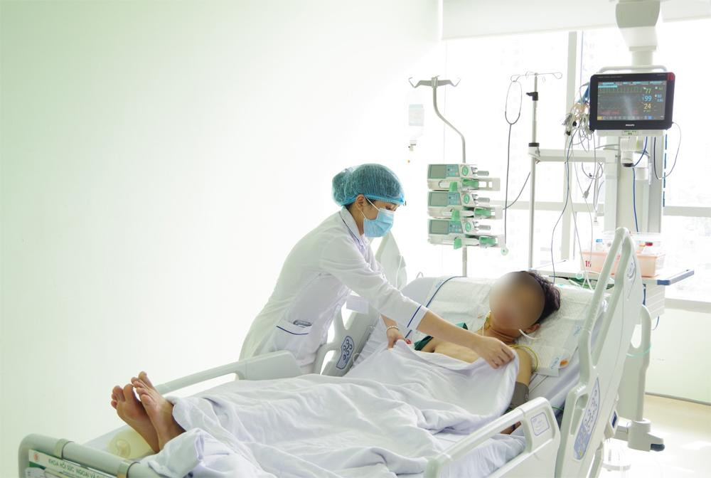 Ao mua cuon vao banh xe, nam thanh nien bi nga chan thuong so nao