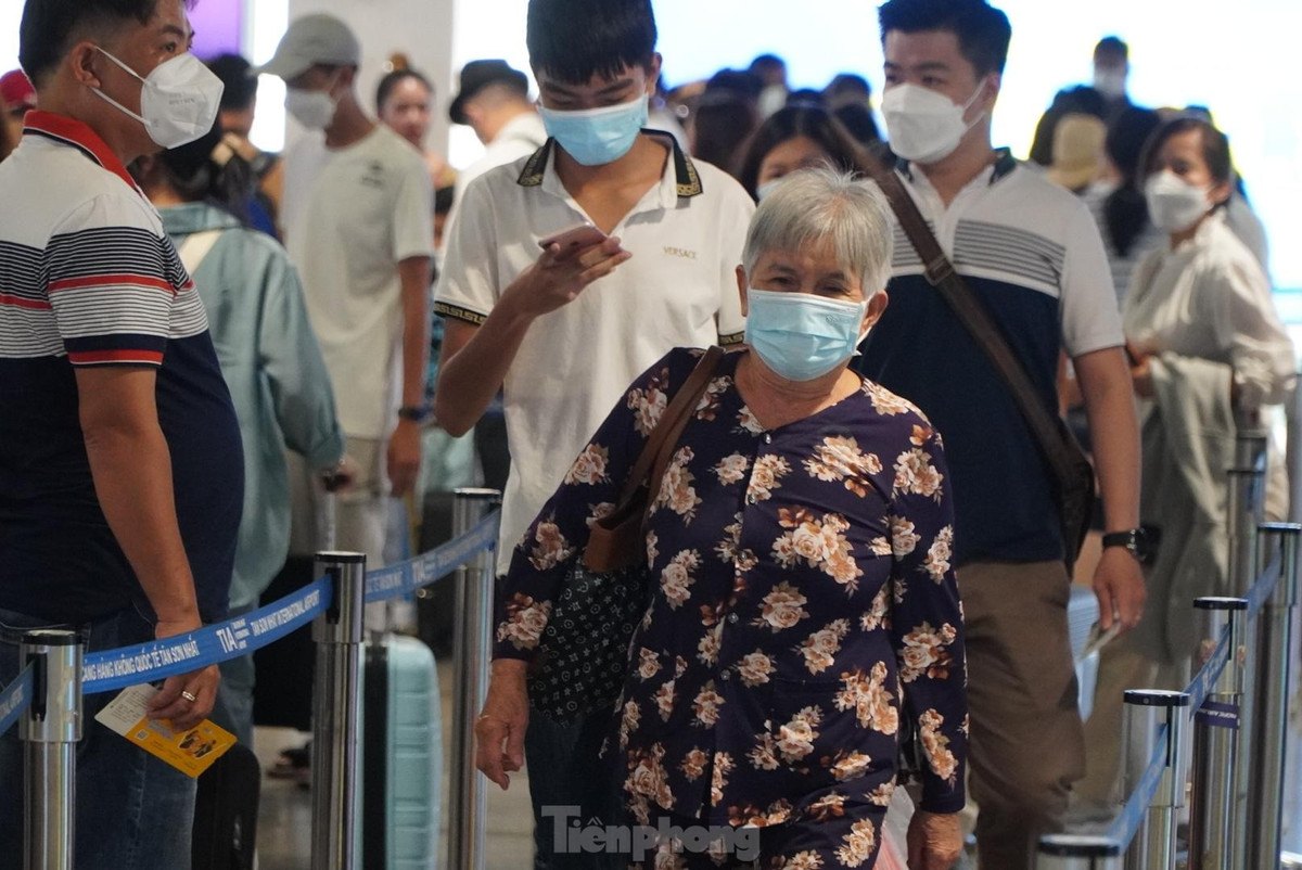 Để phục vụ hành khách kịp thời, ngành hàng không đã chỉ đạo tăng cường nhân lực tại các đơn vị phục vụ mặt đất, bố trí lực lượng an ninh hỗ trợ, hướng dẫn người dân ở khu vực lối ra vào. 