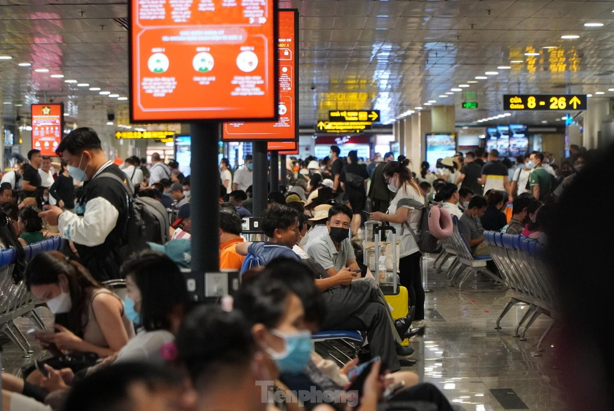 Khu vực sảnh chờ làm thủ tục bên cạnh, ngoài các cá nhân, gia đình thì cũng liên tục xuất hiện các nhóm du khách đi du lịch theo tour.