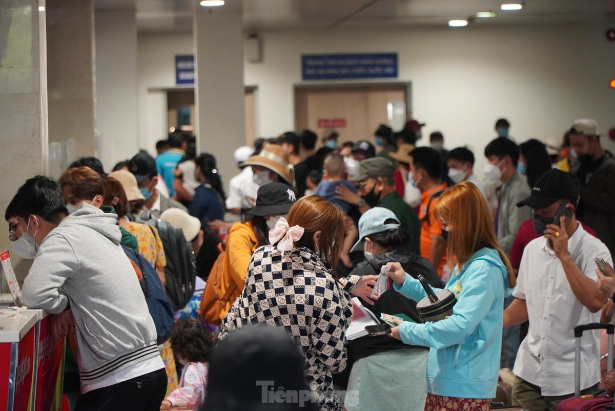 Hành khách chen chân làm thủ tục.