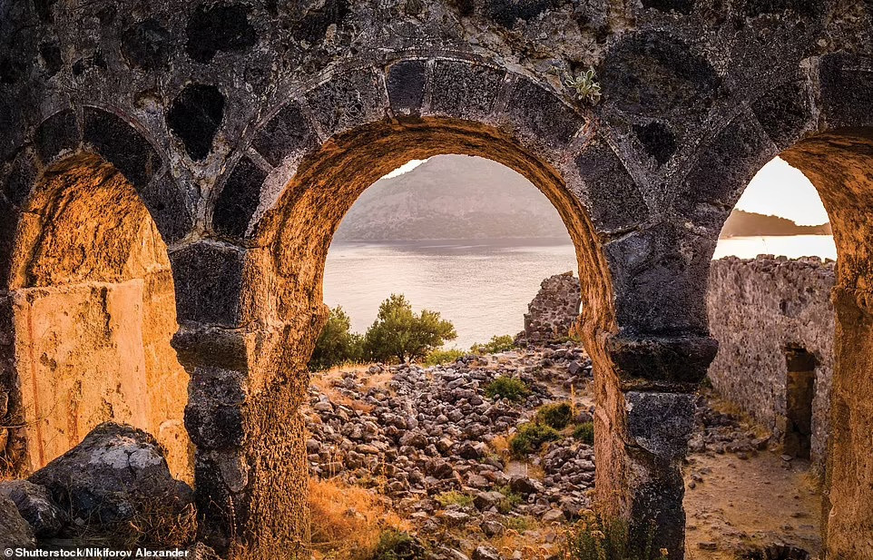 2. Gemiler, Thổ Nhĩ Kỳ: Các nhà khảo cổ tin rằng hài cốt của giám mục Cơ Đốc giáo đời đầu - St Nicholas - được an nghỉ trên đảo Gemiler năm 326. Tuy nhiên hòn đảo phải chống chịu nhiều cuộc tấn công từ Ả Rập, nên hài cốt vị thánh được đưa vào đất liền năm 650. Các công trình của Giáo hội trên đảo sau đó bị bỏ hoang đến ngày nay.