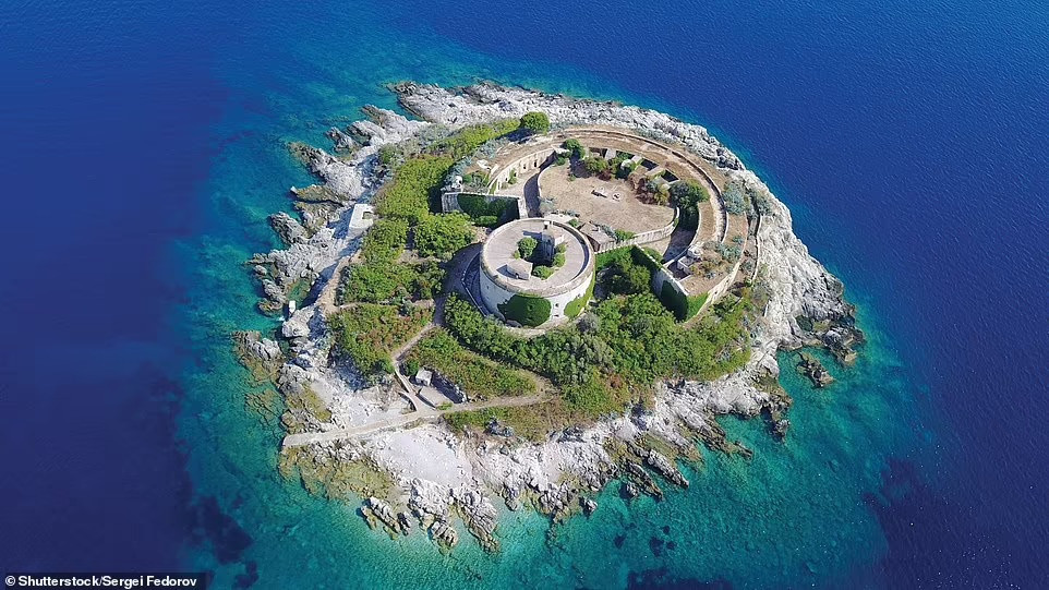 1. Mamula, Montenegro: Trên đảo Mamula có một pháo đài bỏ hoang được xây dựng từ năm 1853 bởi vị tướng người Áo - Hung, Lazarus von Mamula, với mục đích bảo vệ vịnh Kotor (Đông Nam Montenegro). Trong Thế chiến 2, pháo đài trên hòn đảo này được dùng làm nơi giam giữ tù binh của Benito Mussolini.