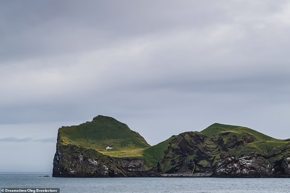 9. Ellioaley, Iceland: Hòn đảo từng có người sinh sống cho tới năm 1930. Cộng đồng nhỏ trên đảo Ellioaey sống bằng nghề đánh cá và chăn nuôi gia súc. Khi cuộc sống ngày càng khó khăn hơn so với trên đất liền, họ quyết định rời đi. Tòa nhà lớn màu trắng (trong hình) được xây dựng năm 1953 để làm chỗ nghỉ ngơi cho những thợ săn.