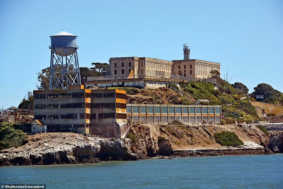 8. Alcatraz, California, Mỹ: Đây là hòn đảo có lịch sử đầy ám ảnh, nằm cách bờ biển San Francisco khoảng 2 km. Năm 1934-1963, đảo Alcatraz là địa điểm đặt nhà tù liên bang. Dòng chảy mạnh xung quanh đảo là nguyên nhân khiến không một tù nhân nào có thể bơi thoát ra ngoài.