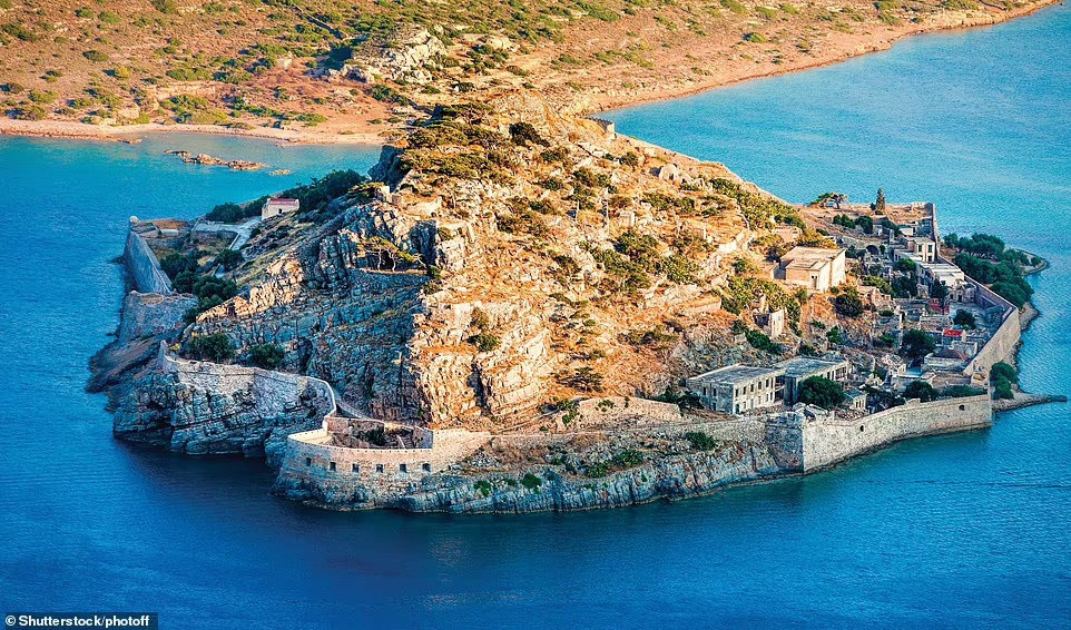 3. Spinalonga, Crete, Hy Lạp: Người Venice đã xây dựng các công sự trên đảo Spinalonga cuối thế kỷ 16 để bảo vệ tuyến đường thương mại khỏi cướp biển và Đế quốc Ottoman. Năm 1903-1957, hòn đảo là nơi lưu đày của người mắc bệnh phong, sau đó đã bị bỏ hoang cho tới ngày nay.