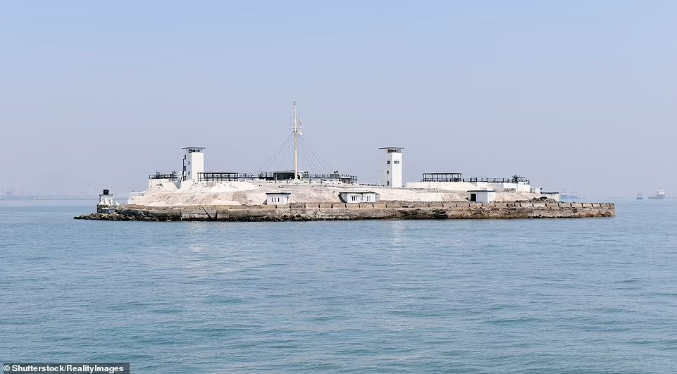 10. Middle Ground Coastal Battery: Hòn đảo này nằm gần cảng Mumbai, được công ty Đông Ấn của Anh xây dựng năm 1682 để chống lại cướp biển. Trong Thế chiến 2, hòn đảo cũng được bổ sung nhiều pháo phòng không và vũ khí chiến đấu. Ngày nay, hòn đảo được kiểm soát bởi lực lượng Hải quân Ấn Độ.