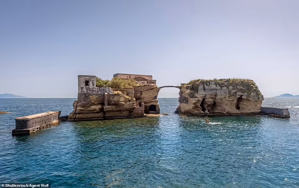 7. Gaiola, Italy: Theo những người dân tại Naples, hòn đảo Gaiola - nơi chỉ cách bờ biển thành phố vài m, đã bị nguyền rủa. Tiếng đồn này có được sau bi kịch của gia đình chủ sở hữu hòn đảo, khiến nhiều thành viên trong gia đình mất mạng.