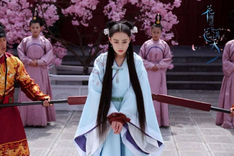 Chính vì những điều kiện tiên quyết như vậy mà các nữ tù nhân thường phải cởi bỏ lớp trang phục bên ngoài trước khi hành quyết, mục đích của việc này là để làm nhục tên tội phạm và cảnh cáo những người khác. Ngoài ra, có hai lý do quan trọng để cởi bỏ lớp áo ngoài nhưng nó không chỉ dành cho các nữ tù nhân. Như chúng ta đã biết, vào thời cổ đại, danh tính của người phải được xác minh trước khi hành quyết. Đây là điều rất phổ biến trong thời cổ đại, đặc biệt là khi một chế độ bắt đầu thối nát, để cứu người thân của họ thoát chết, những gia đình quyền thế sẽ dùng tiền để mua chuộc các quan chức xét xử vụ án và thay thế họ bằng những tù nhân khác.