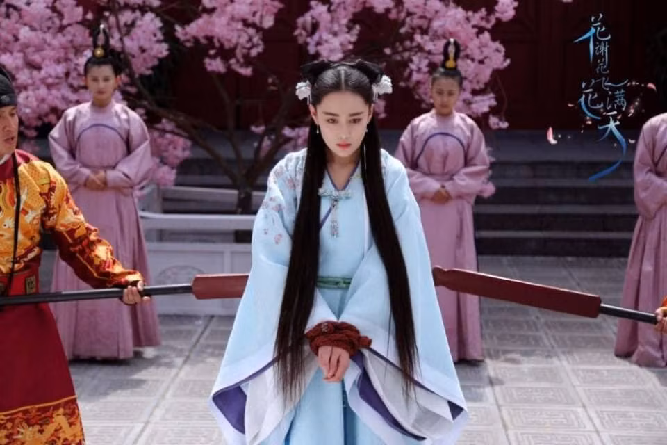 Chính vì những điều kiện tiên quyết như vậy mà các nữ tù nhân thường phải cởi bỏ lớp trang phục bên ngoài trước khi hành quyết, mục đích của việc này là để làm nhục tên tội phạm và cảnh cáo những người khác. Ngoài ra, có hai lý do quan trọng để cởi bỏ lớp áo ngoài nhưng nó không chỉ dành cho các nữ tù nhân. Như chúng ta đã biết, vào thời cổ đại, danh tính của người phải được xác minh trước khi hành quyết. Đây là điều rất phổ biến trong thời cổ đại, đặc biệt là khi một chế độ bắt đầu thối nát, để cứu người thân của họ thoát chết, những gia đình quyền thế sẽ dùng tiền để mua chuộc các quan chức xét xử vụ án và thay thế họ bằng những tù nhân khác.