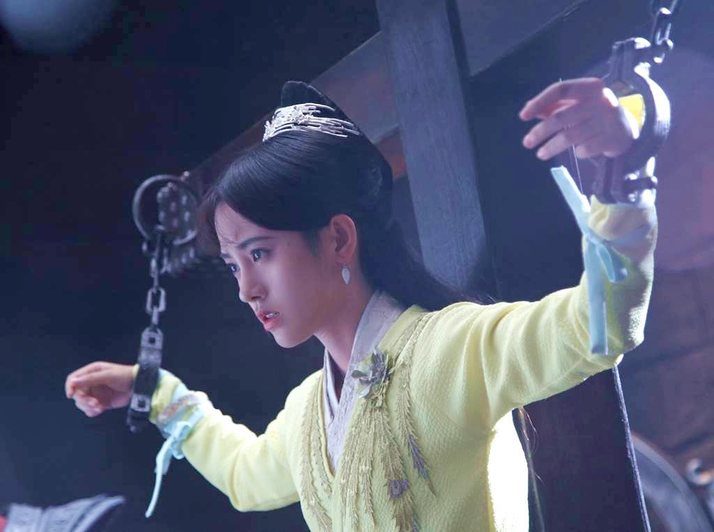 Một lý do khác là để cảnh cáo, thời xưa, hầu hết các vụ hành quyết đều được thực hiện ở các khu chợ đường phố hoặc những nơi dễ tụ tập, mục đích là để tiện cho việc quan sát việc hành quyết, có thể tăng vai trò cảnh báo và răn đe.