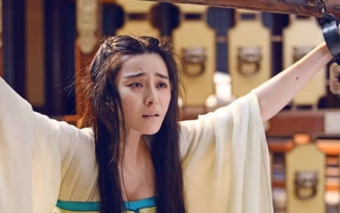 Tai sao nu toi pham xua phai coi ao ngoai truoc khi hanh hinh?