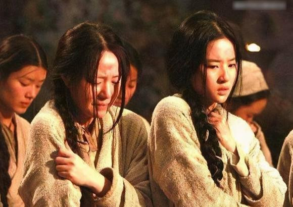 Như chúng ta đã biết, thời xưa, địa vị của phụ nữ thấp hơn nam giới, trước hết phải tuân theo tam tòng, tứ đức, thường ở nhà, không ra cửa. Vì điều này, cơ hội phạm tội của họ rất thấp. Hơn nữa, phụ nữ vốn là nhóm dễ bị tổn thương, họ thiếu khả năng tự bảo vệ mình và ít có phạm tội hoặc gây tổn hại hơn nam giới. Do đó, hầu hết các tội ác của họ chủ yếu đến từ sự gian dâm.