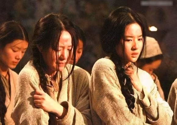 Như chúng ta đã biết, thời xưa, địa vị của phụ nữ thấp hơn nam giới, trước hết phải tuân theo tam tòng, tứ đức, thường ở nhà, không ra cửa. Vì điều này, cơ hội phạm tội của họ rất thấp. Hơn nữa, phụ nữ vốn là nhóm dễ bị tổn thương, họ thiếu khả năng tự bảo vệ mình và ít có phạm tội hoặc gây tổn hại hơn nam giới. Do đó, hầu hết các tội ác của họ chủ yếu đến từ sự gian dâm.