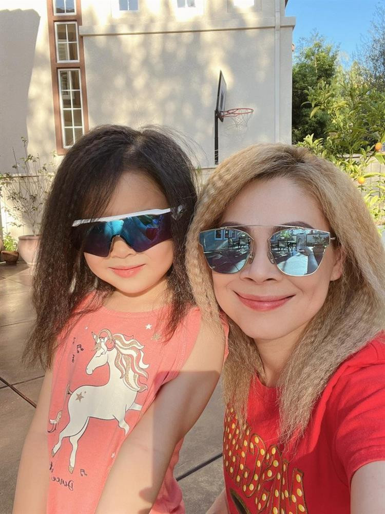 ể từ khi lập gia đình, Thanh Thảo lui về chăm sóc tổ ấm nhỏ và không còn tham gia nhiều các hoạt động ca hát. Bù lại cô có cô công chúa cực kì đáng yêu, thừa hưởng nhiều nét đẹp điệu đà từ mẹ. Bé Talia năm nay 4 tuổi được mẹ dập tóc xoăn xù trông như phiên bản nhí của Thanh Thảo.