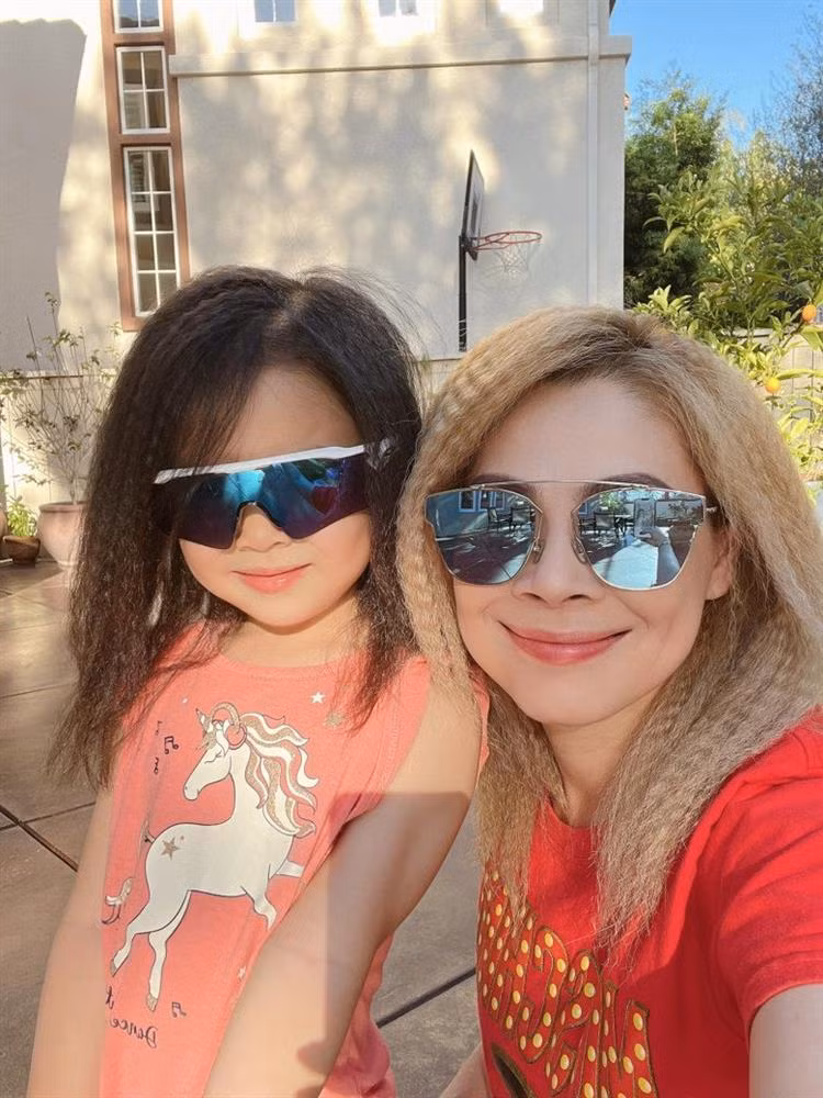 Kể từ khi lập gia đình, Thanh Thảo lui về chăm sóc tổ ấm nhỏ và không còn tham gia nhiều các hoạt động ca hát. Bù lại cô có cô công chúa cực kì đáng yêu, thừa hưởng nhiều nét đẹp điệu đà từ mẹ. Bé Talia năm nay 4 tuổi được mẹ dập tóc xoăn xù trông như phiên bản nhí của Thanh Thảo.