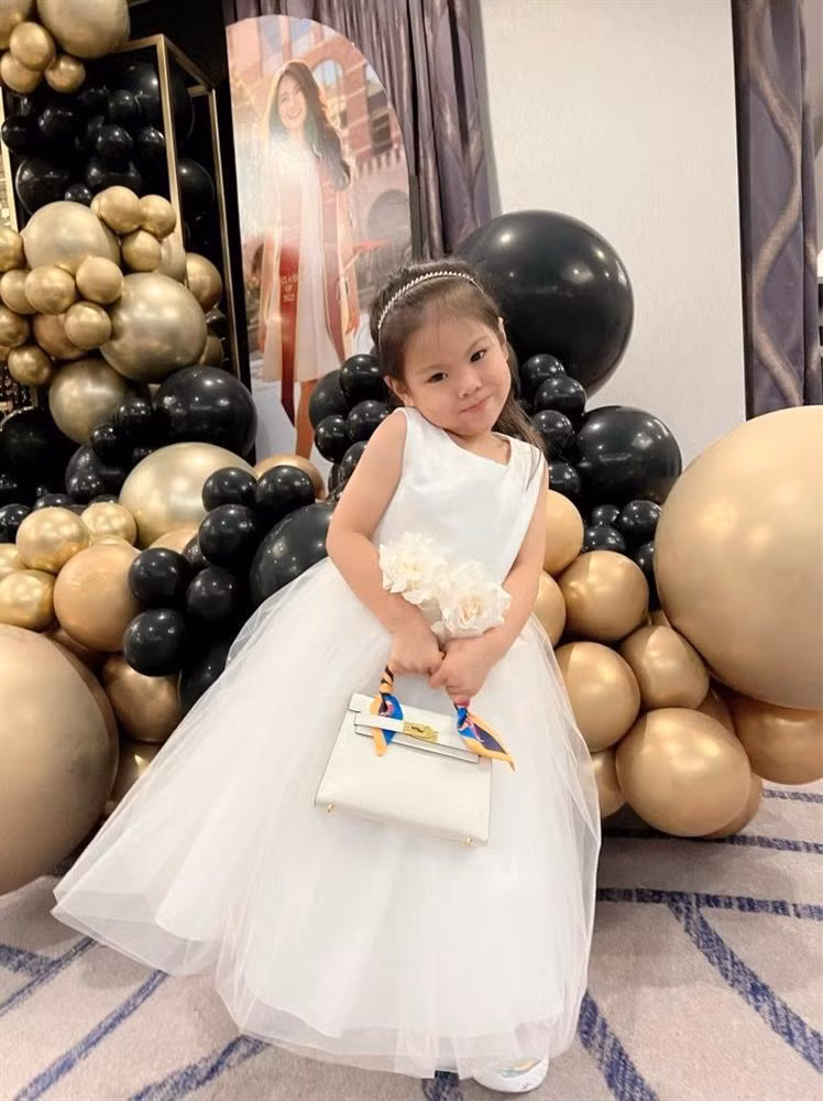 Ngoài các kiểu đầm công chúa...