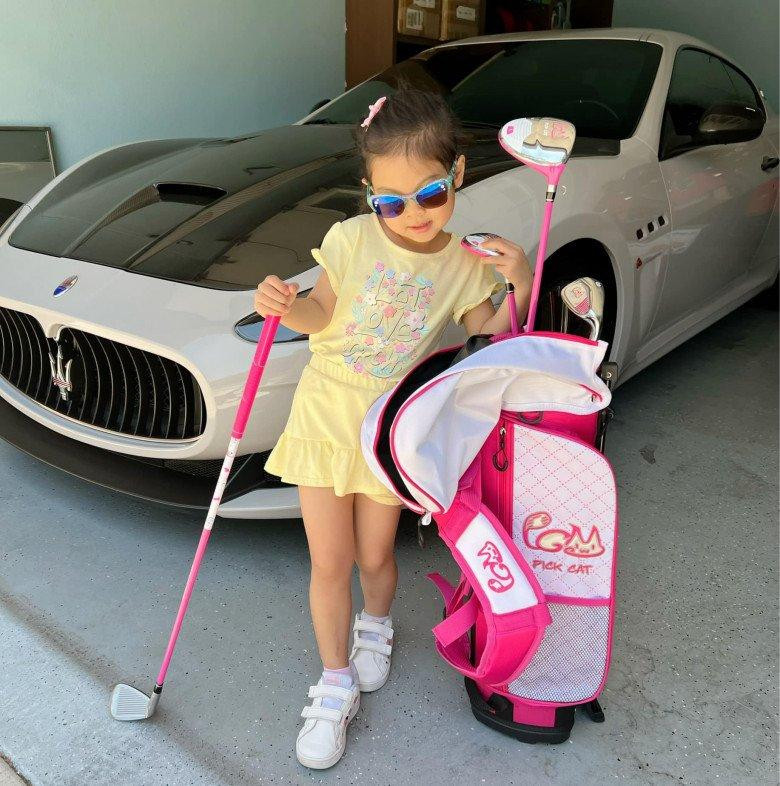é Talia sành điệu với bộ đồ chơi golf màu hồng size mini