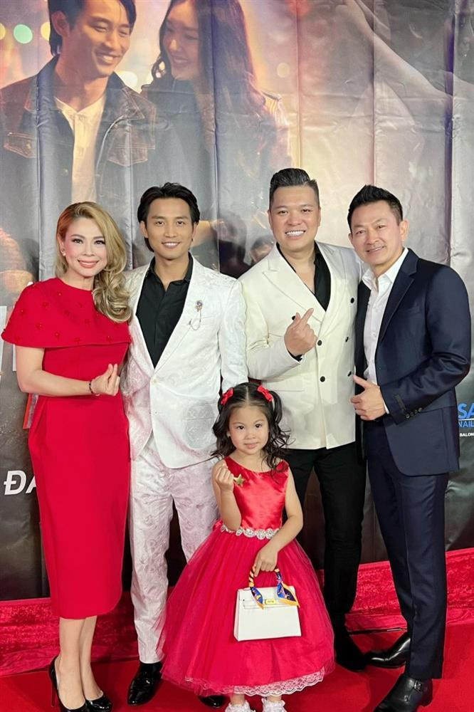 Ái nữ cũng thường xuyên được mẹ đưa đi sự kiện cùng. Cả hai mẹ con Thanh Thảo diện váy đỏ đồng điệu. Cách tiểu công chúa thả dáng lẫn thần thái chuyên nghiệp như celeb.