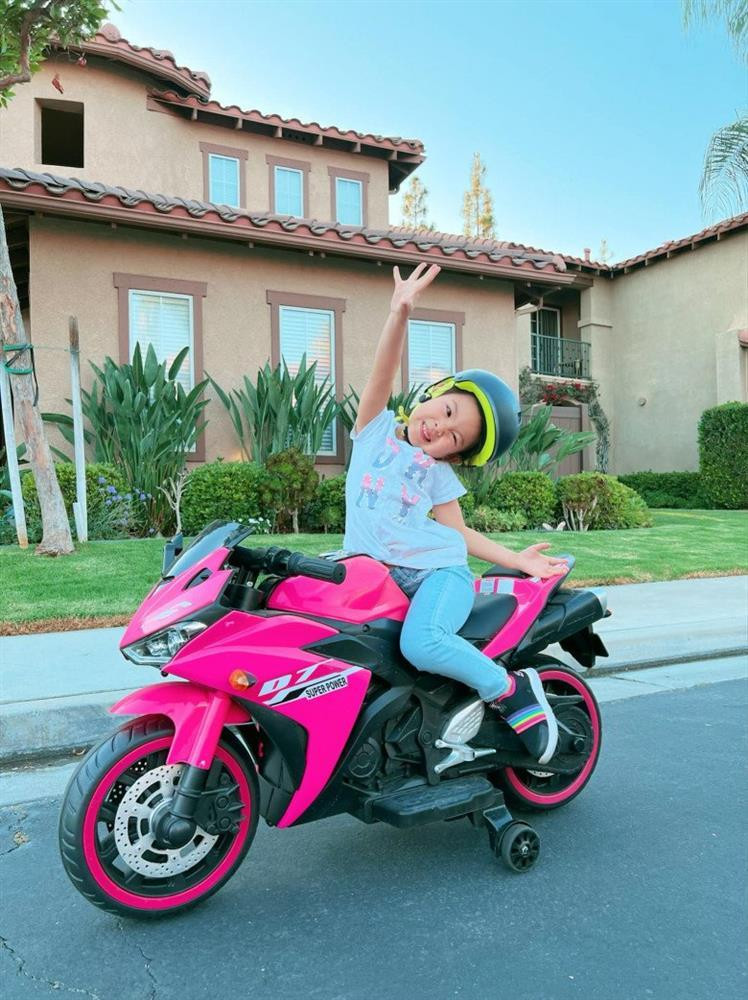 ừ nhỏ đã sở hữu siêu xế xịn sò