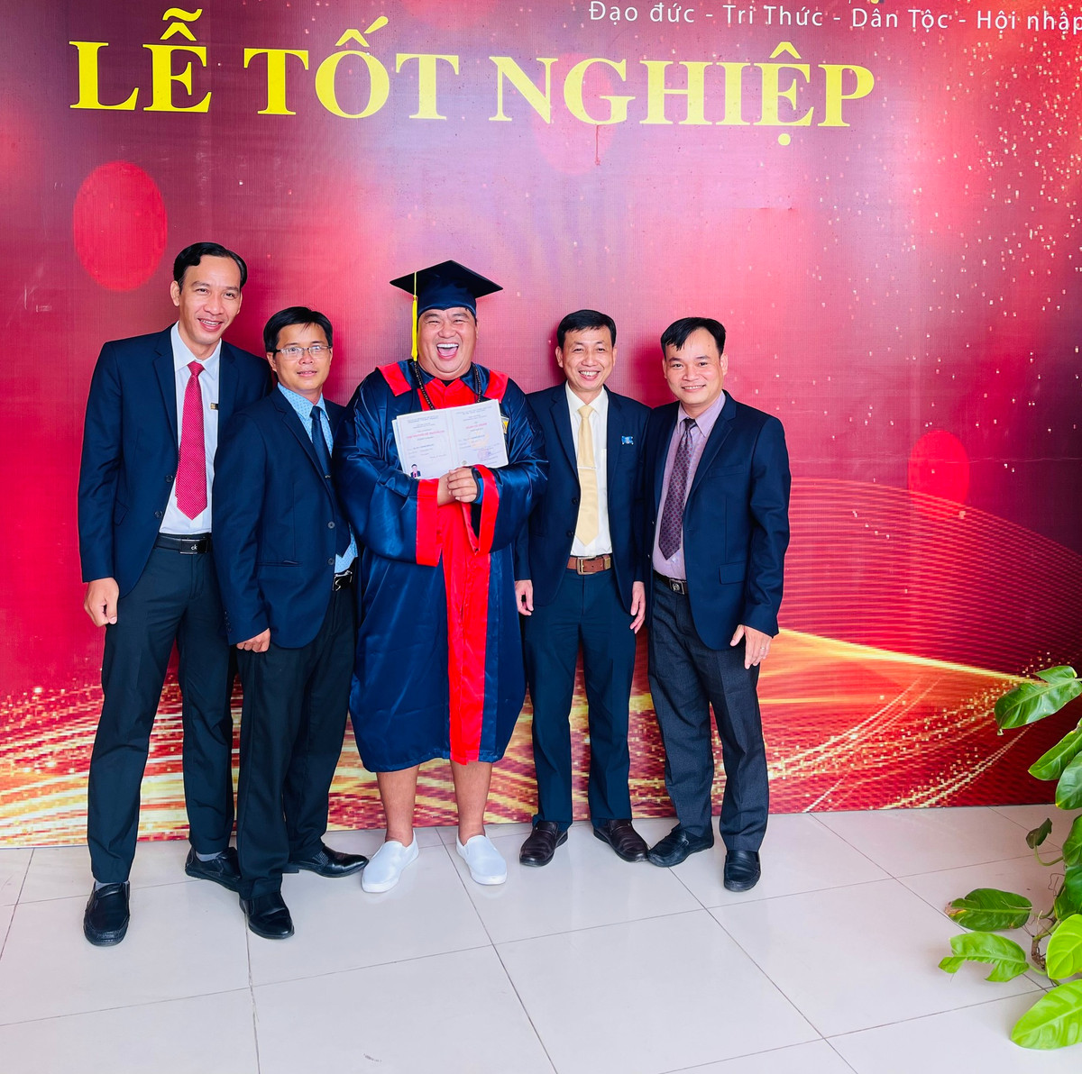 Hoàng Mập: Học đại học ở tuổi 51 khiến tôi vô cùng e ngại - Hình 2 Hoang Map: Hoc dai hoc o tuoi 51 khien toi vo cung e ngai-Hinh-2