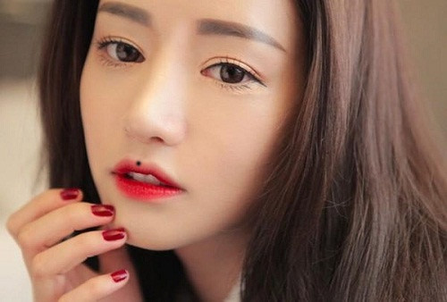 Nốt ruồi ở môi đa số là người có ý chí kém cỏi, ham ăn ngon ham vui, bộc trực, dễ dãi. Họ cũng dễ làm mất lòng người, ham muốn vật chất, dễ rước họa vào thân.