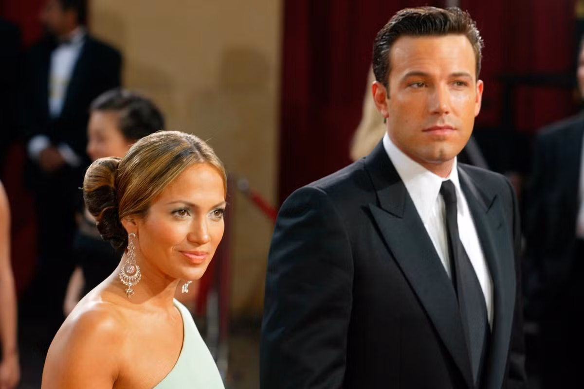 Tháng 9/2003, trước vài ngày kết hôn, cặp Bennifer bất ngờ tuyên bố hoãn lễ cưới trị giá 1,8 triệu USD ở Santa Barbara. Đôi uyên ương sợ sự chú ý của báo giới sẽ làm hỏng ngày trọng đại. "Chúng tôi cảm thấy như thể ngày hạnh phúc nhất của chúng tôi sẽ bị làm tổn hại. Một ngày đáng lẽ là vui và thiêng liêng nhất cùng gia đình và bạn bè có thể bị phá hỏng", họ phát biểu. Đến tháng 4/2004, họ hủy hôn.