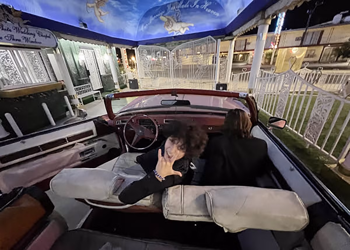 "Chúng tôi đã làm được. Tình yêu này thật đẹp. Hóa ra tình yêu là sự kiên nhẫn, tử tế. 20 năm qua, chúng tôi luôn chờ đợi nhau", JLo bày tỏ niềm hạnh phúc. Trước đó, họ suýt không thể cử hành hôn lễ vì đến nhà nguyện lúc khuya. May mắn, vợ chồng cô được ban quản lý cho vào trong vài phút để chụp ảnh trên chiếc xe Cadillac mui trần.