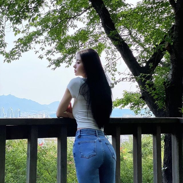 Ngày 2/6, Song Ji A (sinh năm 1997, Hàn Quốc) có động thái đầu tiên trên mạng xã hội khi đăng tải bức hình diện quần jeans, áo thun đơn giản. Hình ảnh này khá khác biệt so với những lần xuất hiện sang chảnh, trang điểm cầu kỳ như trước. "Nhờ sự lo lắng và ủng hộ của mọi người mà mình vẫn khỏe mạnh. Các bạn vẫn khỏe chứ?", Song chú thích.