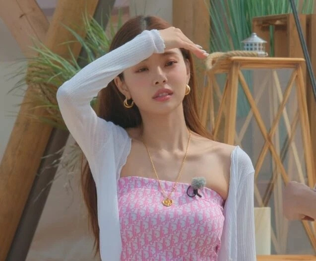 Hồi tháng 1, Song Ji A được nhiều người biết tới khi tham gia chương trình hẹn hò Địa ngục độc thân (Single's Inferno). Nhờ vẻ ngoài thu hút và phong cách nói chuyện dễ thương, cô nhanh chóng trở thành thí sinh nổi bật nhất, trang cá nhân cũng tăng lượng theo dõi chóng mặt, từ khoảng 400.000 lên hơn 3 triệu. Sau khi chương trình kết thúc, cô trở thành cái tên được săn đón, nhận lời mời tham gia nhiều chương trình truyền hình.