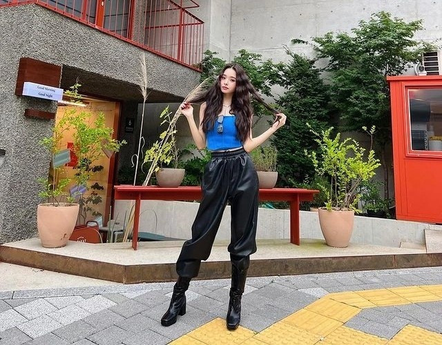 Hiện, các bài đăng mới của Song luôn nhận được hàng triệu lượt thích cùng hàng nghìn bình luận, chủ yếu đến từ fan quốc tế. Nhiều người bày tỏ sự vui mừng khi cô quay lại mạng xã hội cũng như gửi lời động viên sau bê bối. Ở lần trở lại này, nữ vlogger xây dựng hình ảnh cẩn trọng hơn thay vì phong cách phong cách sang chảnh với nhiều món đồ hiệu như trước. Bên cạnh đó, khả năng trang điểm, phối đồ và vẻ ngoài của hot girl sinh năm 1997 vẫn nhận nhiều lời khen ngợi.