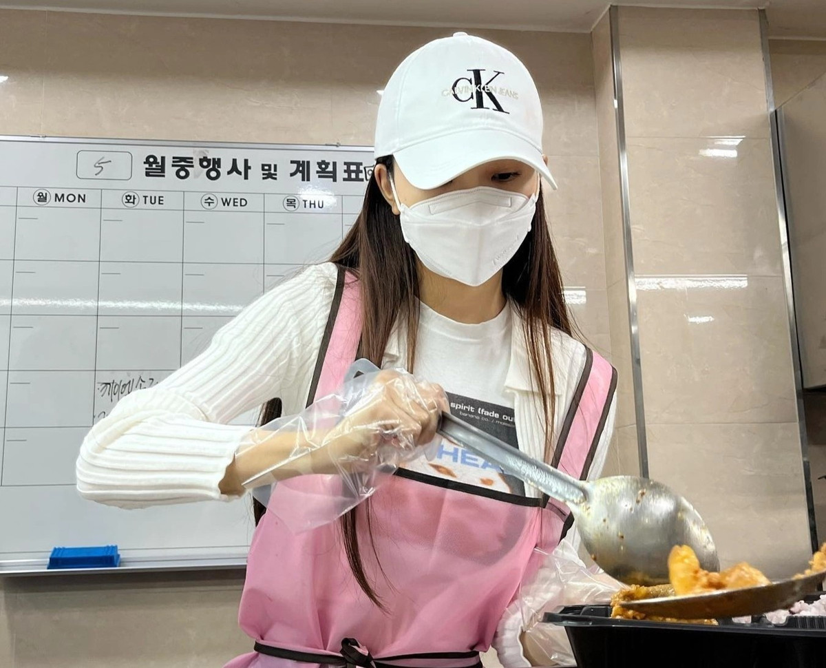 Vào cuối tháng 5, hot girl Song Ji A cũng xuất hiện trong một bài đăng trên Instagram của Catholic House of Love and Peace, tổ chức từ thiện chuyên cung cấp bữa ăn cho người dân ở các khu phố có thu nhập thấp tại Seoul. Song và diễn viên Kang Ye Won, giám đốc điều hành Hyowon CNC - công ty quản lý của Song, đến làm việc ở bếp từ thiện mỗi tháng một lần, theo chú thích của tổ chức từ thiện.