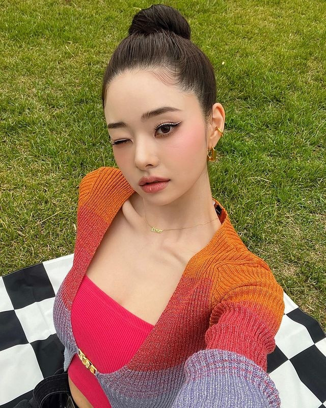 Sau đó, Song Ji A liên tục chia sẻ nhiều hình ảnh khác và đăng video đầu tiên trên YouTube vào 27/6, kể về hoạt động trong thời gian ở ẩn. "Mình dành nhiều thời gian với gia đình ở Busan và đã chuyển nhà. Bên cạnh đó, mình cũng học nhiều thứ yêu thích, ví dụ như vẽ tranh. Mình rất nhớ các bạn và cũng nhận được nhiều tin nhắn của mọi người", cô nói.