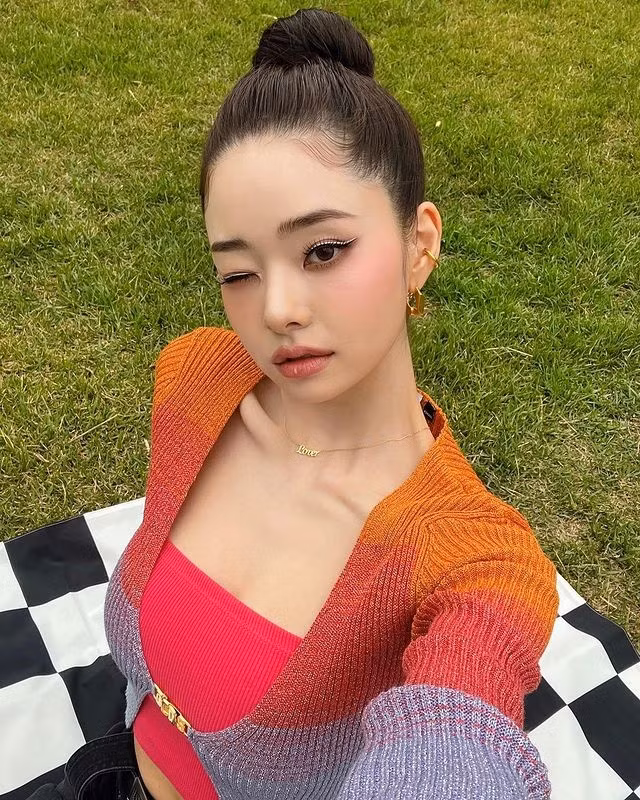 Sau đó, Song Ji A liên tục chia sẻ nhiều hình ảnh khác và đăng video đầu tiên trên YouTube vào 27/6, kể về hoạt động trong thời gian ở ẩn. "Mình dành nhiều thời gian với gia đình ở Busan và đã chuyển nhà. Bên cạnh đó, mình cũng học nhiều thứ yêu thích, ví dụ như vẽ tranh. Mình rất nhớ các bạn và cũng nhận được nhiều tin nhắn của mọi người", cô nói.